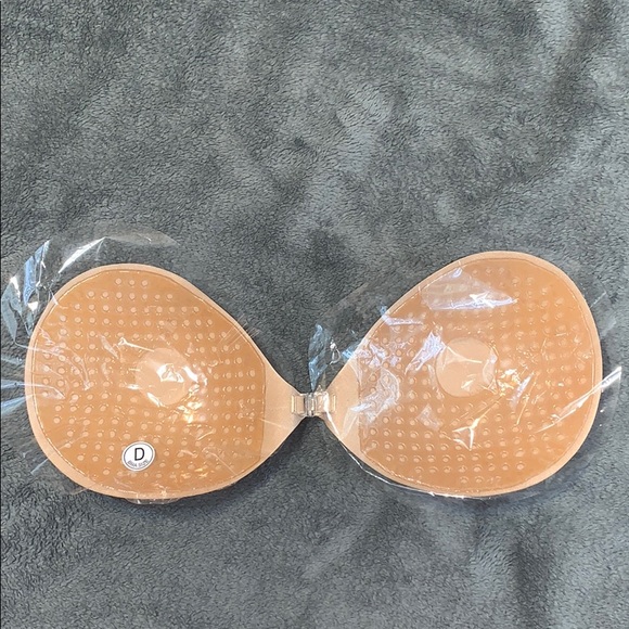 High-grade invisible sticky bra w/cute pink case - Picture 2 of 14